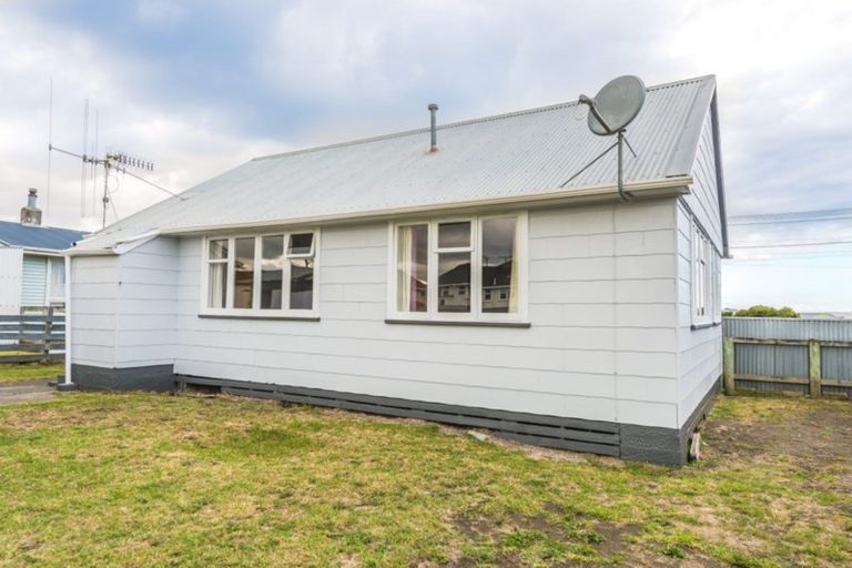 Photo of property in 35 Matipo Street, Castlecliff, Whanganui, 4501