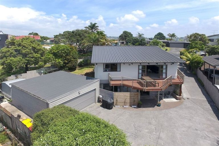 Photo of property in 8 Halldene Terrace, Red Beach, 0932
