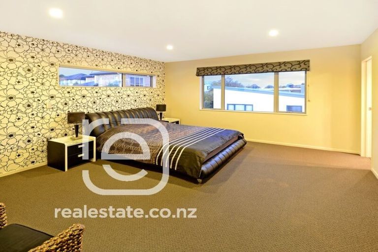 Photo of property in 16 Lakeridge Close, Northcross, Auckland, 0632