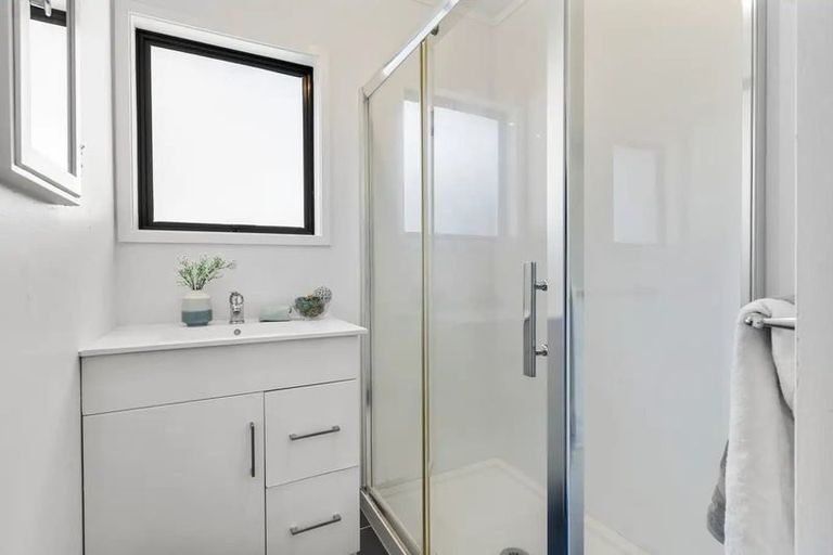 Photo of property in 2/128a Bruce Mclaren Road, Henderson, Auckland, 0612