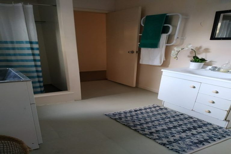 Photo of property in 8b Holiday Road, Stanmore Bay, Whangaparaoa, 0932