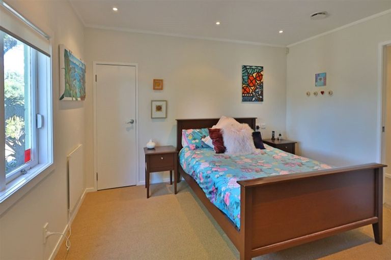 Photo of property in 4 Tasman Avenue, Henderson Valley, Auckland, 0614