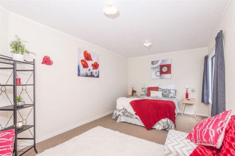 Photo of property in 9a Colchester Crescent, Newlands, Wellington, 6037