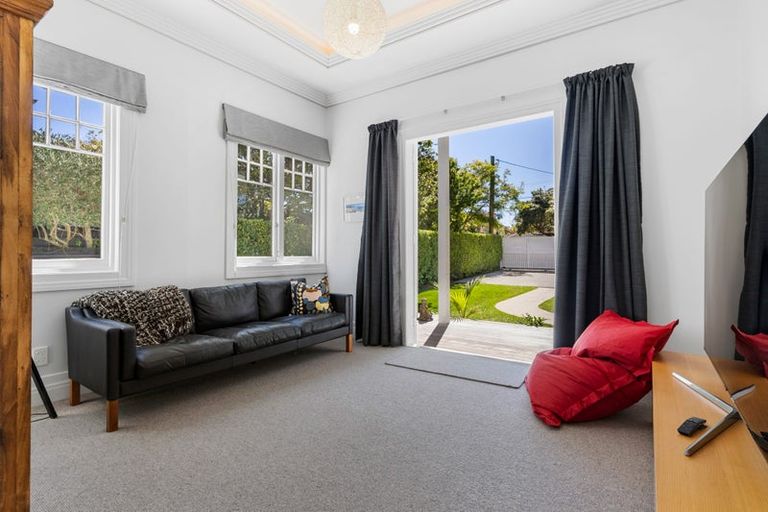 Photo of property in 21 Norwood Road, Bayswater, Auckland, 0622