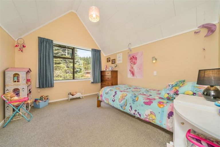 Photo of property in 1 Garth Lane, Maoribank, Upper Hutt, 5018