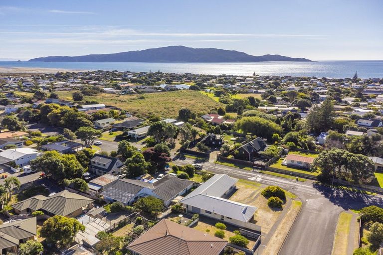 Photo of property in 50 Queens Road, Waikanae Beach, Waikanae, 5036