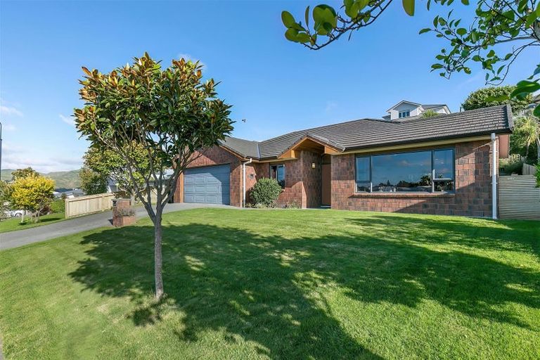Photo of property in 16 Dusky Crescent, Aotea, Porirua, 5024