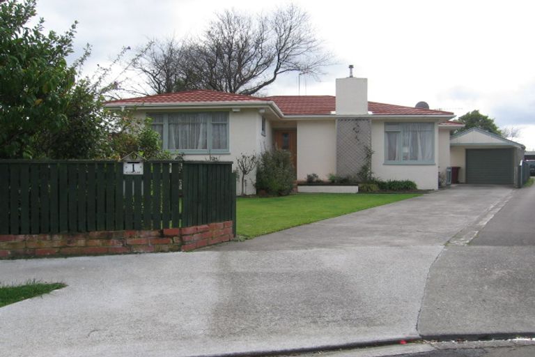 Photo of property in 1 Droylsden Place, Palmerston North, 4410