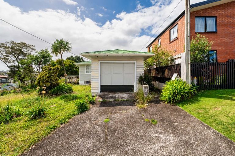 Photo of property in 84 Awaroa Road, Sunnyvale, Auckland, 0612