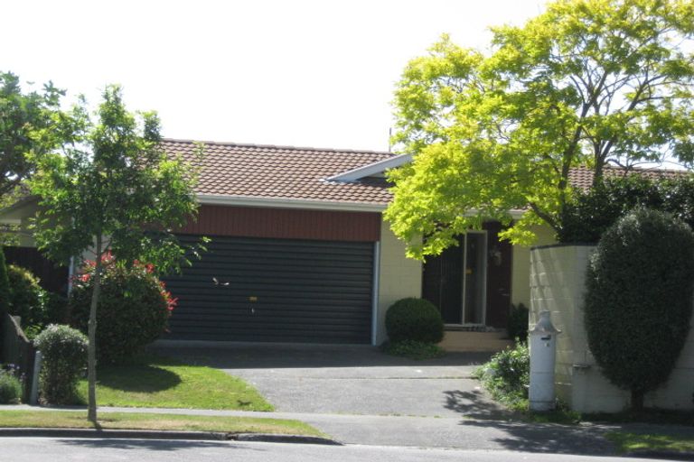 Photo of property in 16 Lombard Place, Avonhead, Christchurch, 8042
