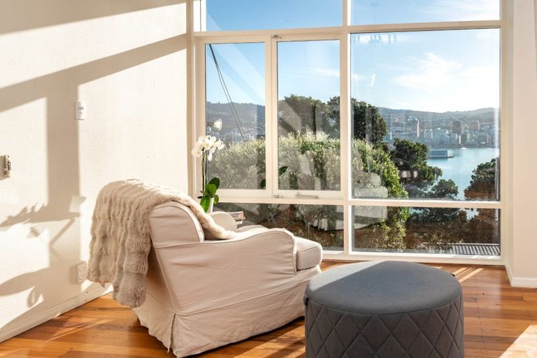 Photo of property in 37 The Crescent, Roseneath, Wellington, 6011