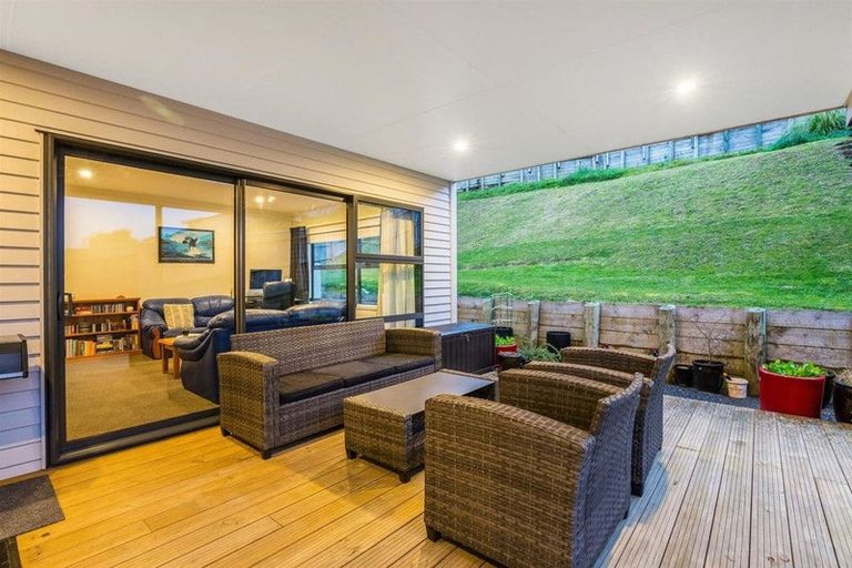 Photo of property in 12 Canary Way, Whitby, Porirua, 5024