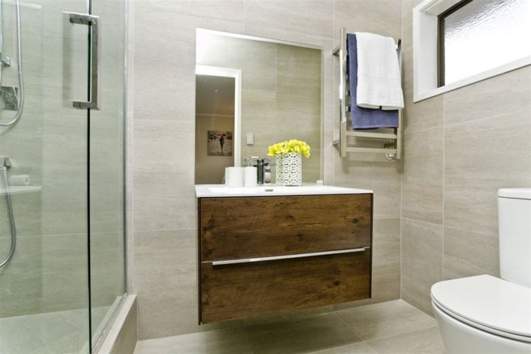 Photo of property in 6 Ravenstone Place, Chatswood, Auckland, 0626