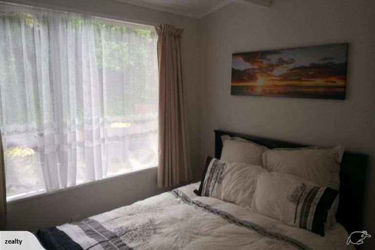 Photo of property in 5a Robert Street, Newlands, Wellington, 6037