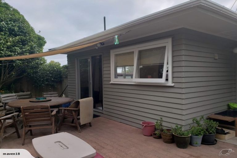 Photo of property in 88 Chivalry Road, Glenfield, Auckland, 0629