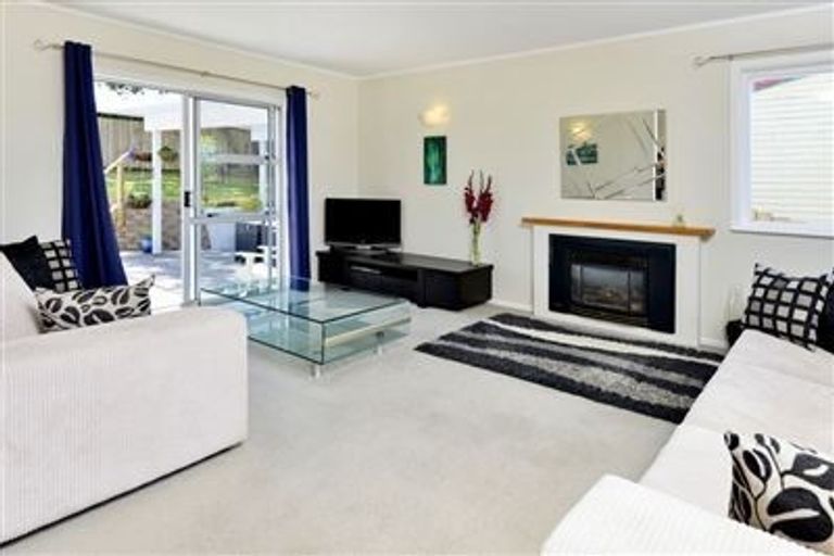 Photo of property in 1/552 Beach Road, Rothesay Bay, Auckland, 0630
