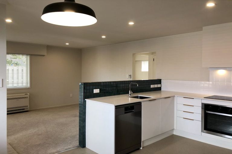 Photo of property in 2/7 Ian Place, Glendene, Auckland, 0602