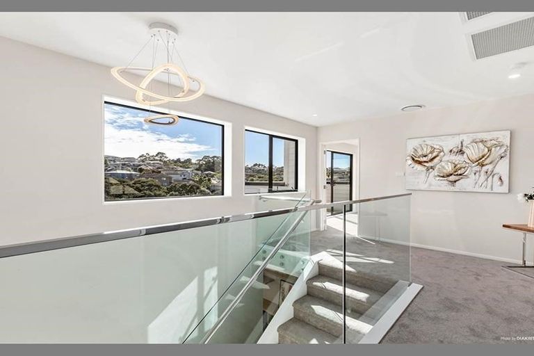 Photo of property in 18 Para Close, Fairview Heights, Auckland, 0632