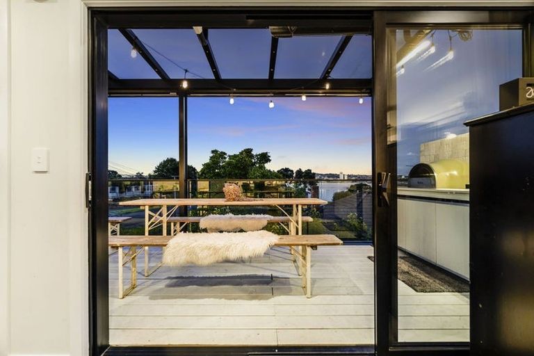 Photo of property in 5c Woodward Avenue, Mangere Bridge, Auckland, 2022