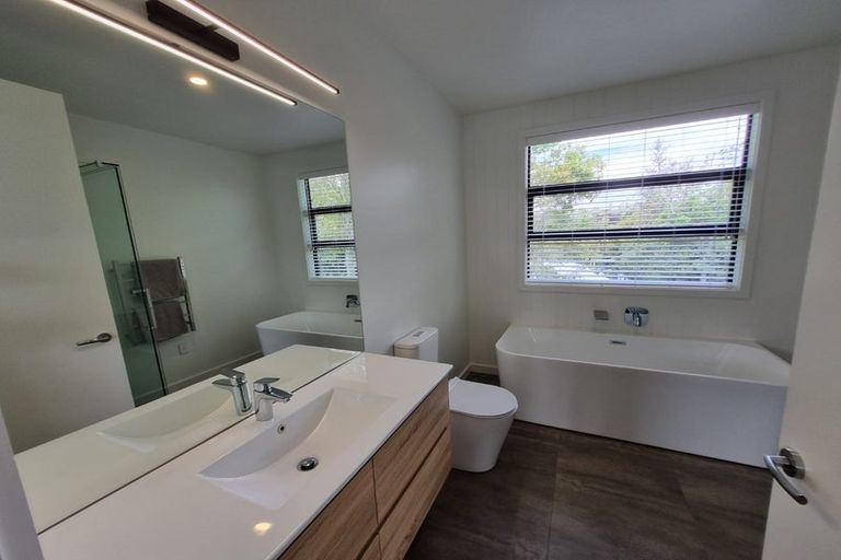 Photo of property in 4a Manon Crescent, Greenhithe, Auckland, 0632
