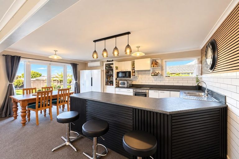 Photo of property in 17 Mortlake Street, Islington, Christchurch, 8042