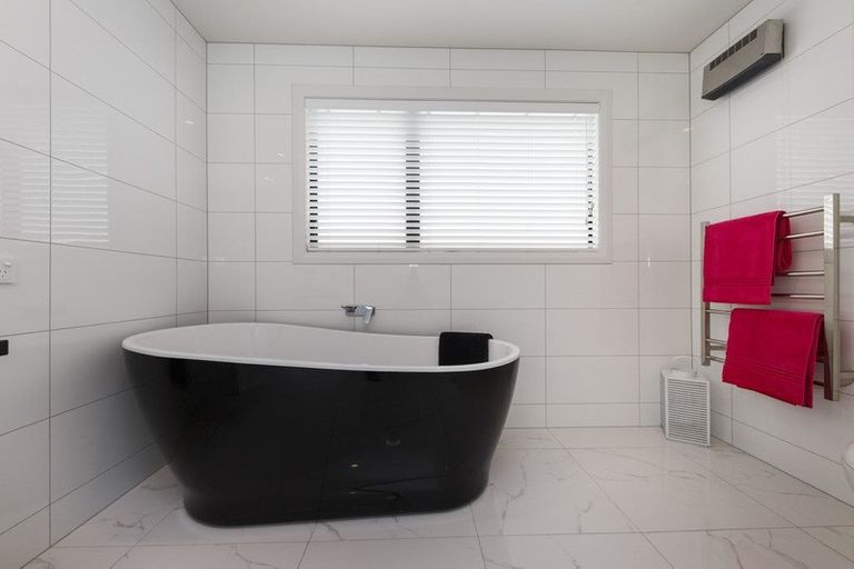 Photo of property in 5 Freedom Drive, Kelvin Grove, Palmerston North, 4414