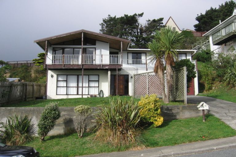 Photo of property in 38 Chapman Street, Newlands, Wellington, 6037