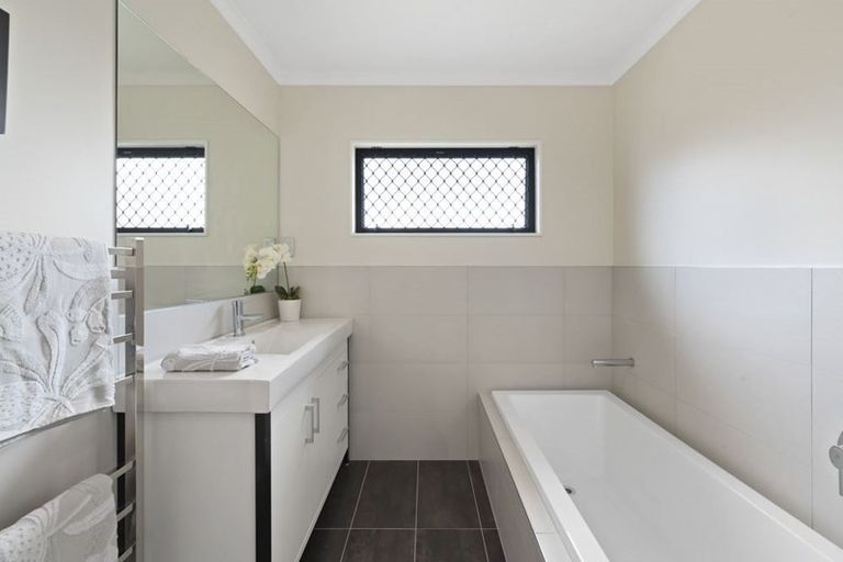 Photo of property in 72 Lake Panorama Drive, Henderson Valley, Auckland, 0612