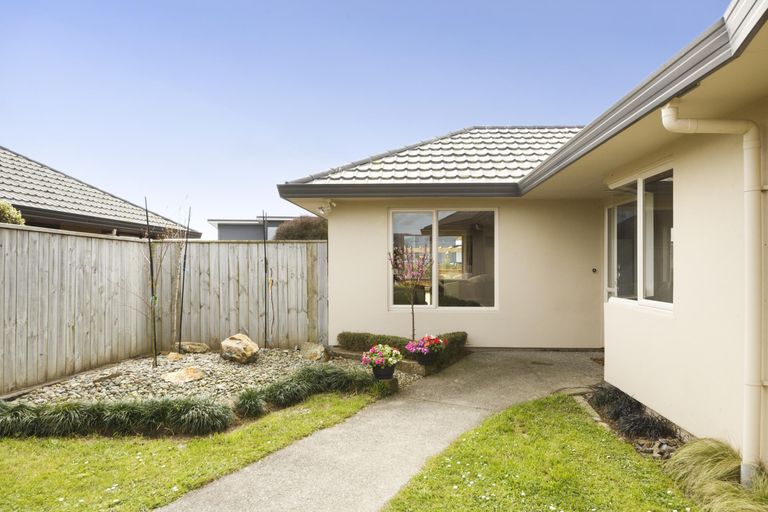 Photo of property in 9 Ron Place, Fitzherbert, Palmerston North, 4410