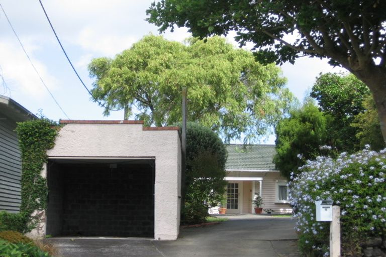 Photo of property in 19 Stanley Point Road, Stanley Point, Auckland, 0624