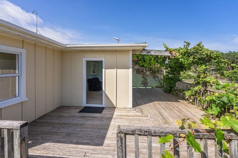 Photo of property in 28 Drake Street, Waikawa Beach, Levin, 5573