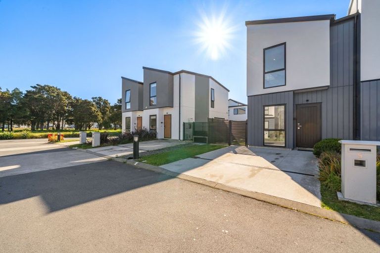 Photo of property in 5 Gloaming Lane, Wallaceville, Upper Hutt, 5018