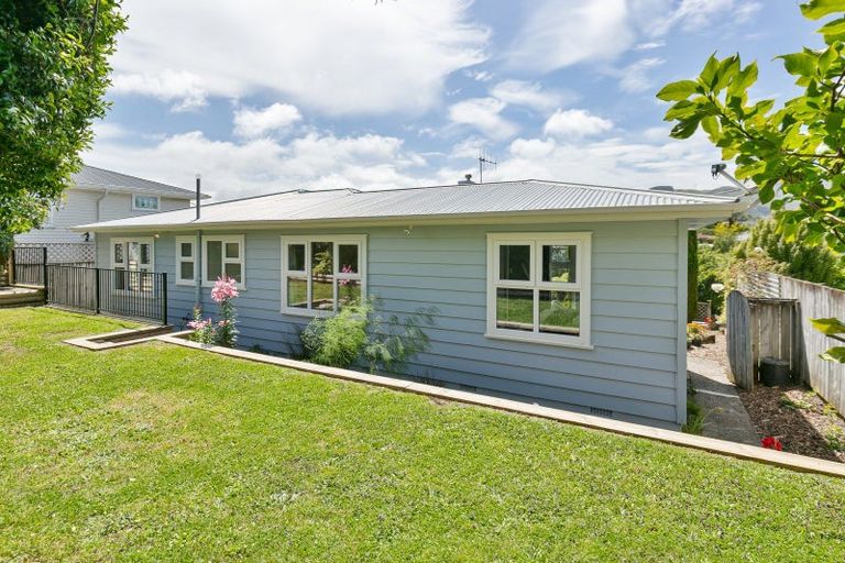 Photo of property in 72 Redwood Avenue, Tawa, Wellington, 5028
