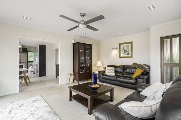 Photo of property in 2 Edgewater Grove, Orewa, 0931