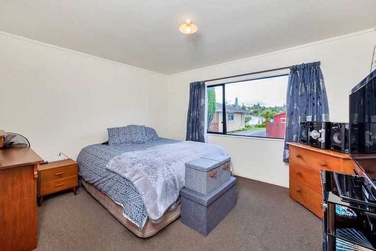 Photo of property in 2/8 Mchardy Place, Glenfield, Auckland, 0627