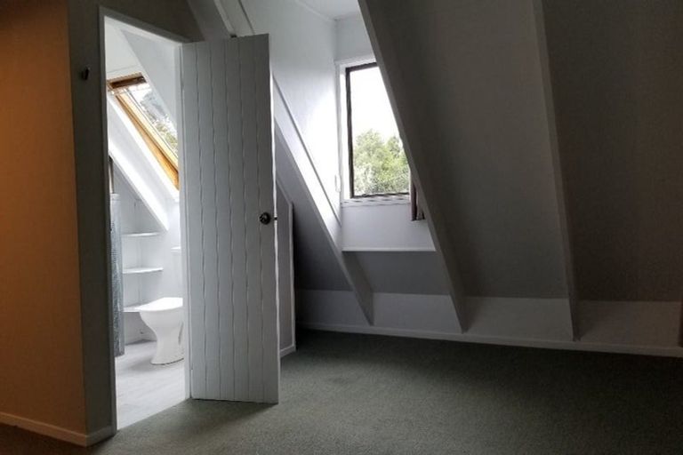 Photo of property in 48 Turanga Road, Henderson Valley, Auckland, 0612