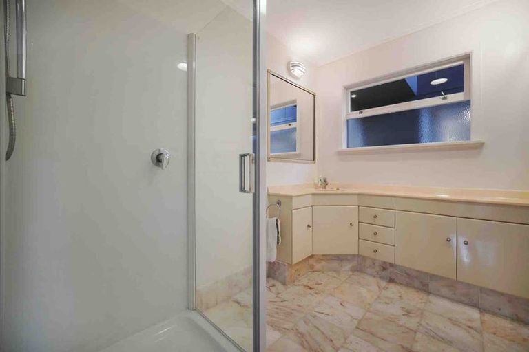 Photo of property in 9 Laingholm Drive, Laingholm, Auckland, 0604