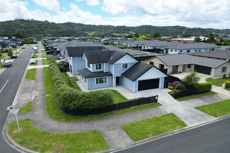 Photo of property in 17 Walter Ruddock Avenue, Kumeu, 0810