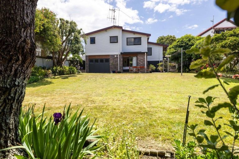 Photo of property in 32 Karewa Parade, Papamoa Beach, Papamoa, 3118