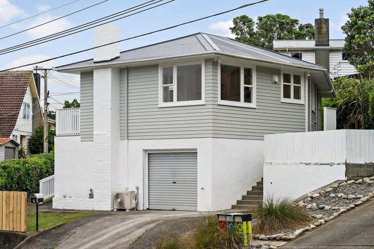 Photo of property in 5 Omega Street, Newlands, Wellington, 6037