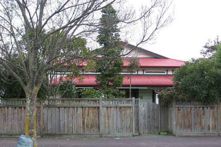 Photo of property in 24 Colombo Street, Hokowhitu, Palmerston North, 4410