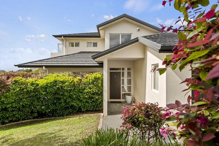 Photo of property in 8 Greenleaf Way, Northcross, Auckland, 0630