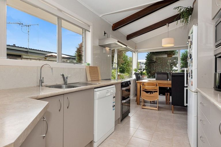 Photo of property in 2 Morrow Avenue, St Andrews, Hamilton, 3200