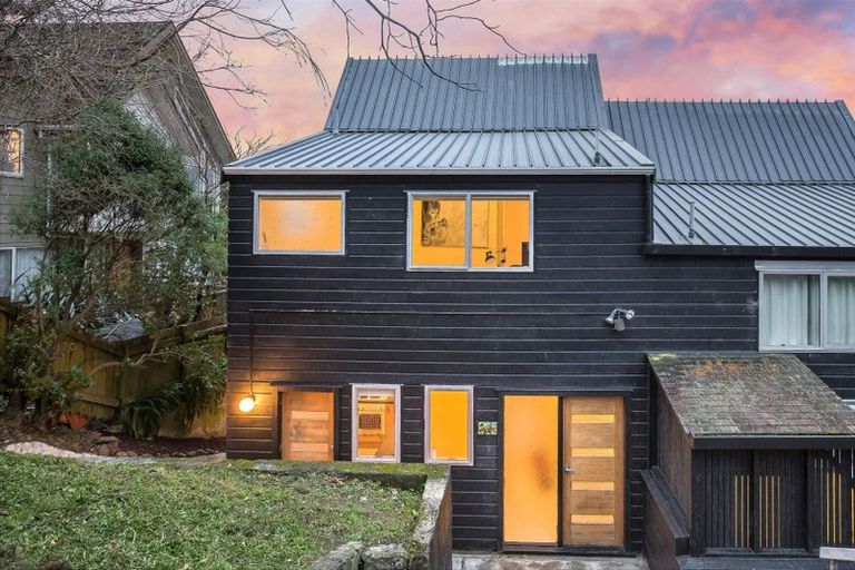 Photo of property in 1/12 Kenef Road, Paremata, Porirua, 5024