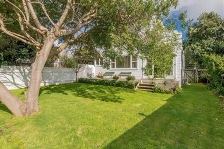 Photo of property in 6 Kaitawa Street, Waikanae Beach, Waikanae, 5036