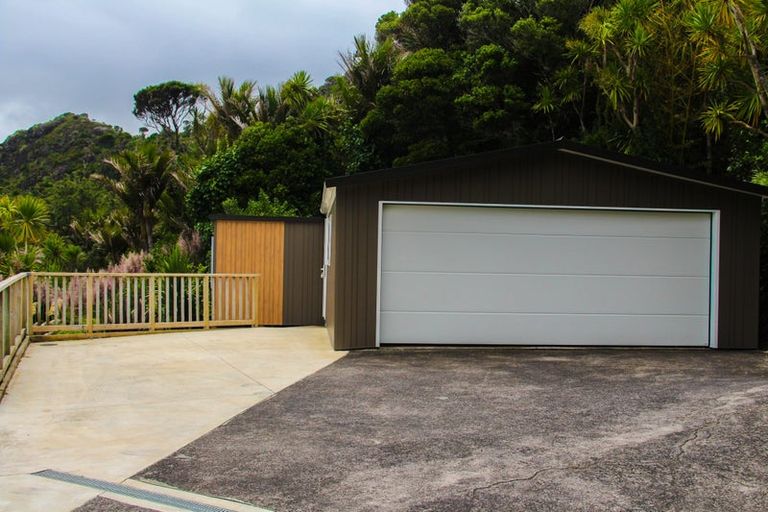 Photo of property in 15 Piha Road, Piha, New Lynn, 0772