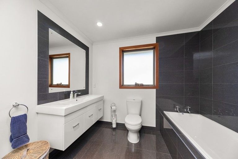 Photo of property in 44 Roberts Line, Kelvin Grove, Palmerston North, 4414