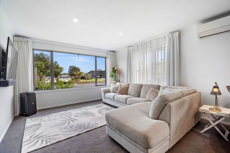 Photo of property in 25 Waitemata Drive, One Tree Point, 0118