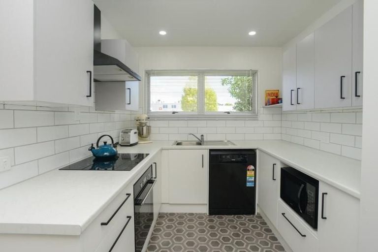 Photo of property in 1/8 Lee Road, Taradale, Napier, 4112