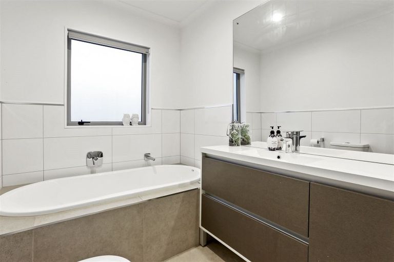 Photo of property in 39 Forbes Mccammon Drive, Swanson, Auckland, 0614